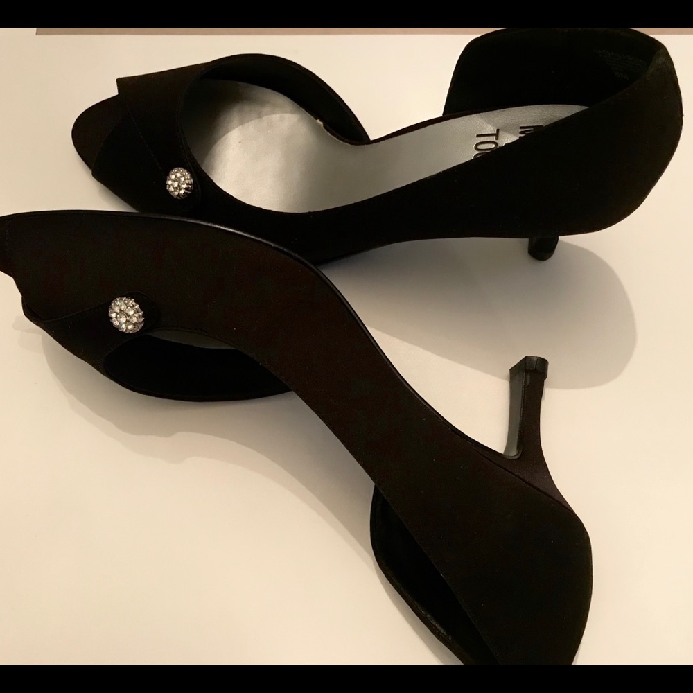 Peep toe low 2” heel w/ rhinestone accent